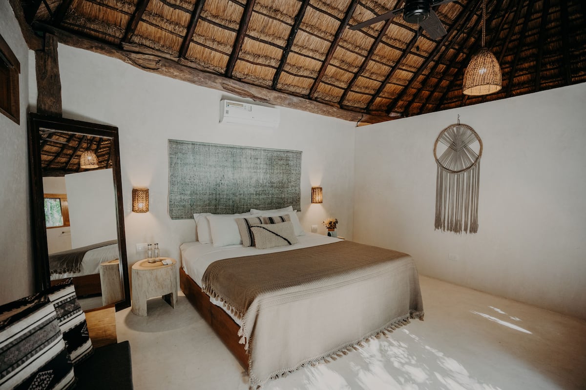 In-room safe, free WiFi, bed sheets