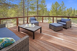 Property grounds - Deschutes Riverfront Home with A/C, Game Room, Hot Tub, Kayaks and Trails (Bend)