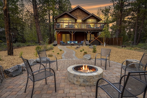 Deschutes Riverfront Home with A/C, Game Room, Hot Tub, Kayaks and Trails