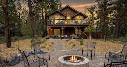 Deschutes Riverfront Home with A/C, Game Room, Hot Tub, Kayaks and Trails