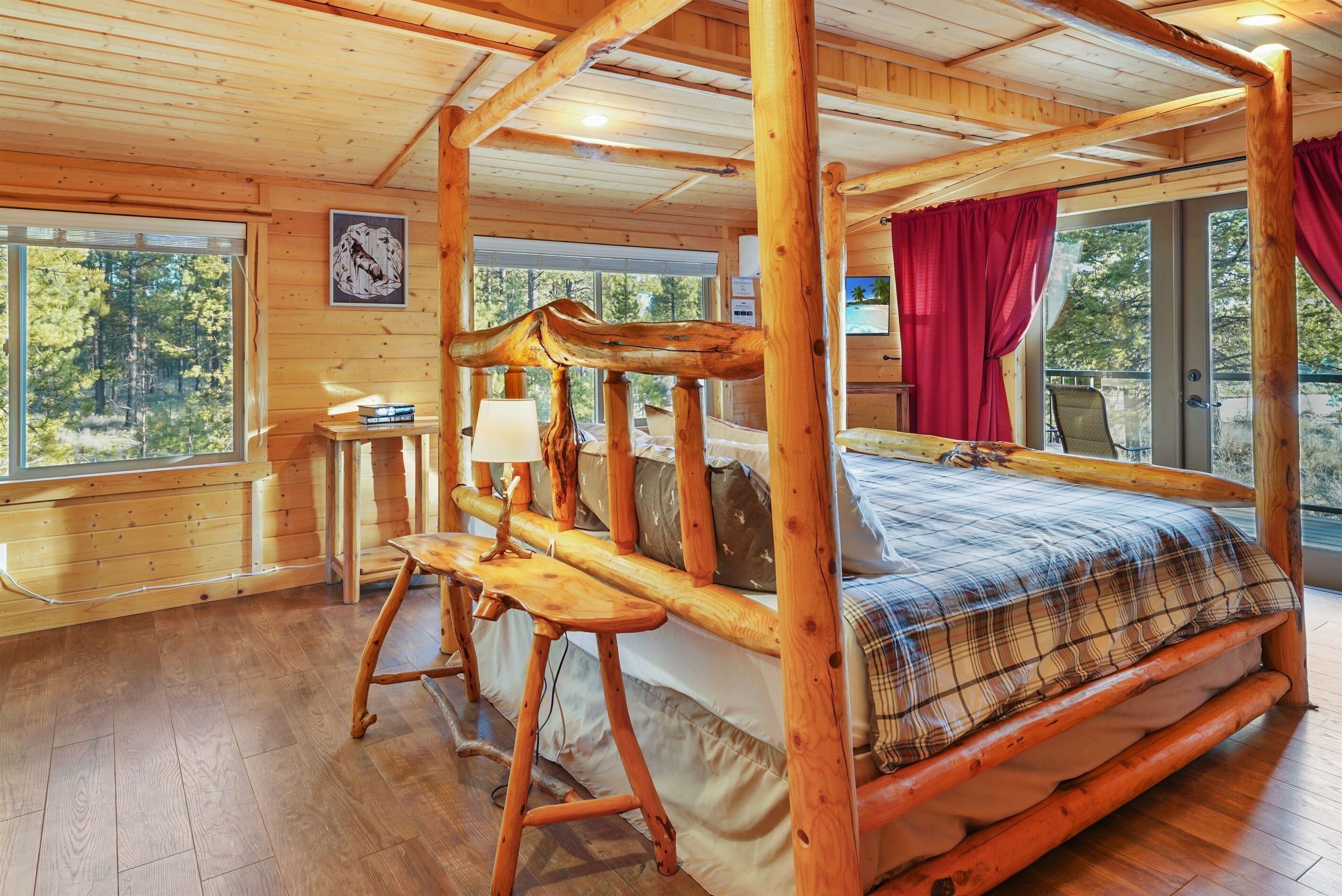 3 bedrooms, desk, WiFi, bed sheets