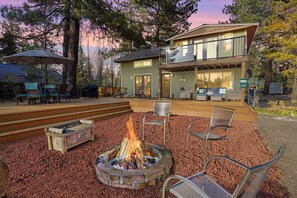 Outdoor dining - Riverfront Cabin w/ Trails, Hot Tub, Wood Stove, AC & River Views + dogs OK (Bend)