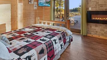 3 bedrooms, desk, WiFi, bed sheets