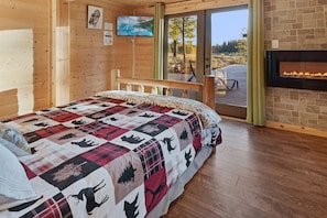 3 bedrooms, desk, WiFi, bed sheets - Riverfront Cabin w/ Trails, Hot Tub, Wood Stove, AC & River Views + dogs OK (Bend)