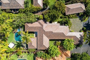 Exterior - Exquisite Oceanview Estate w/ Private Pool, Hot Tub & AC: Kahikole Street 218 (Kailua Kona)