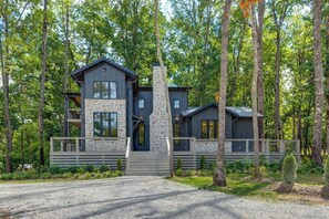 Exterior - This house is a 3 bedroom(s), 2 bathrooms, located in Tracy City, TN. (Tracy City)