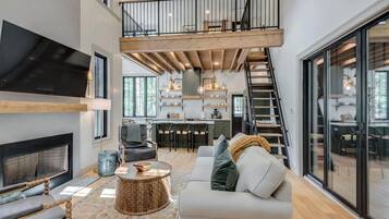 Smart TV, chimenea y oficina