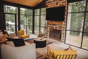 Smart TV, fireplace, offices - This house is a 3 bedroom(s), 2 bathrooms, located in Tracy City, TN. (Tracy City)