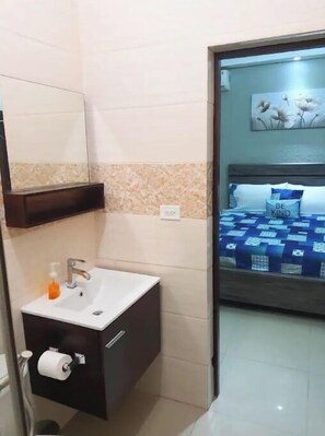 Een douche, gratis toiletartikelen, een haardroger, handdoeken