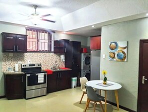 Fridge, microwave, oven, stovetop - Island Odyssey - where comfort meets experience. (Kingston)