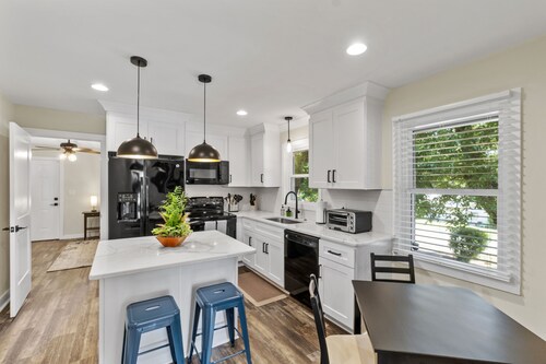 Swamp Rabbit Gateway | Walk to SRT and 7 min drive to Downtown