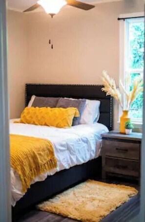 3 عدّة غرف نوم ومكتب وواي فاي مجانًا وملاءات أسرّة