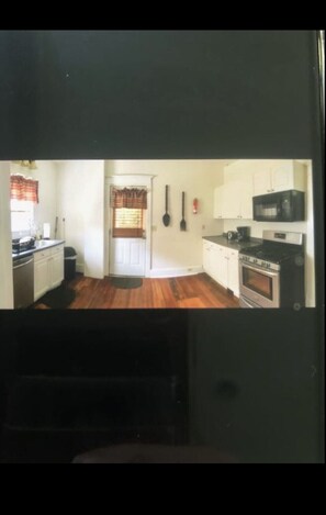 冷蔵庫、電子レンジ、オーブン、コンロ