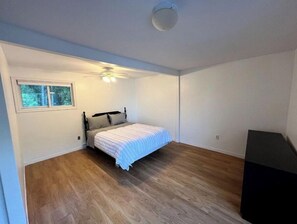 2 bedrooms, desk, free WiFi, bed sheets - Cheerful 2-bedroom Waterfront Cottage (Carrying Place)