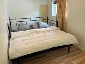 2 bedrooms, desk, free WiFi, bed sheets