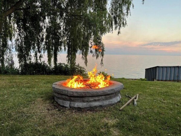 Property grounds - Cheerful 2-bedroom Waterfront Cottage (Carrying Place)