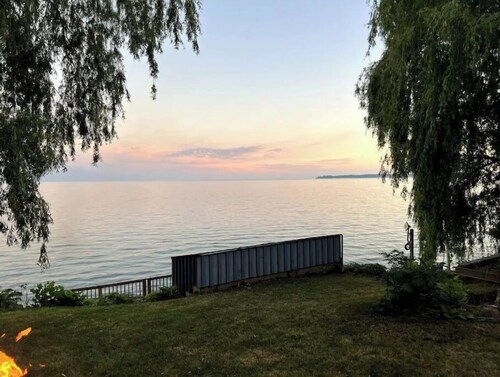 Cheerful 2-bedroom Waterfront Cottage