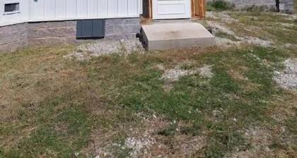 Secluded 2 bedroom, living and sunroom w/ parking