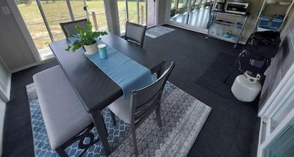 Secluded 2 bedroom, living and sunroom w/ parking