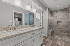 Combined shower/tub, towels