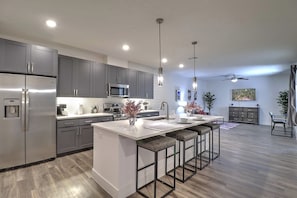 Kjøleskap, mikrobølgeovn, ovn og kokeplater