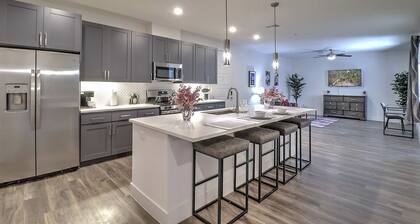 Stylish 1BR condo w/ private patio & BBQ grill