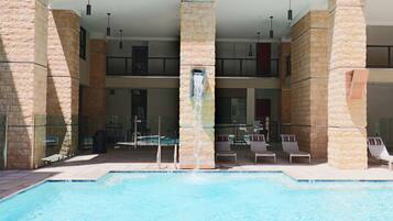 Lämmitetty uima-allas