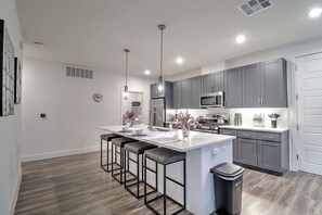 Fridge, microwave, oven, stovetop - Summer Stay • Patio • Pool View • Kierland Walk (Scottsdale)