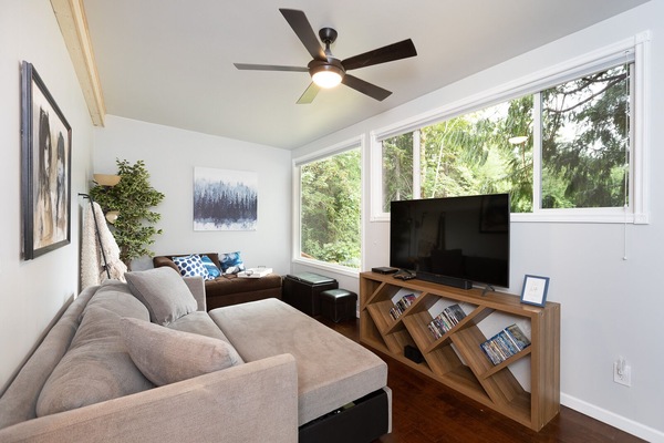 Smart-TV, DVD-Player, Tischfußball, Bücher