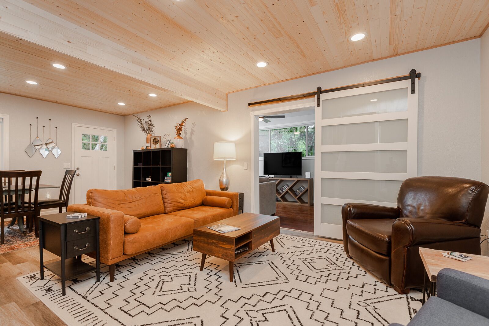 تلفزيون ذكي، مشغل دي في دي، كرة قدم الطاولة، كُتُب