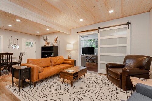 Gorgeous 2BR cabin on secluded lot minutes from Hood Canal activities