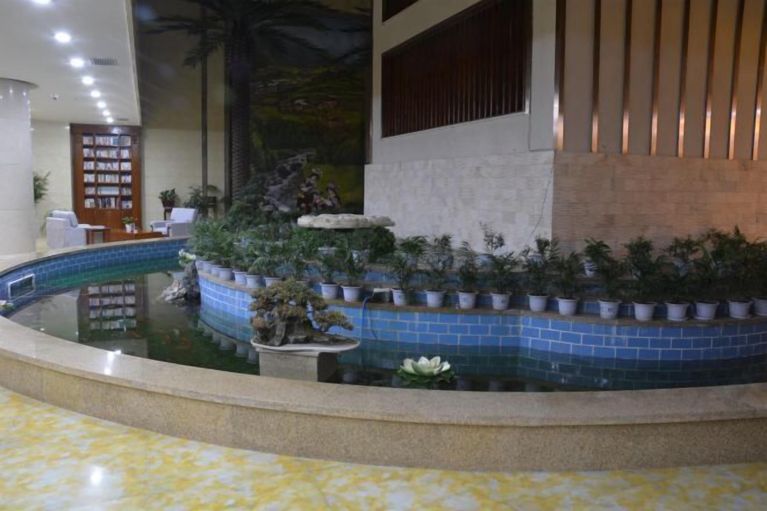 حمام سباحة داخلي