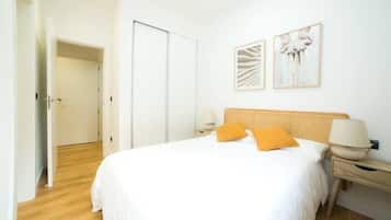 2 habitaciones, escritorio y tabla de planchar con plancha