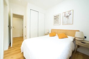 2 habitaciones, escritorio y tabla de planchar con plancha 