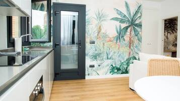 Een koelkast, een microgolfoven, een oven, een vaatwasser