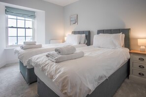 2 bedrooms, iron/ironing board, WiFi