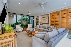 Living area - Minimalist San Pancho Villa (San Francisco)