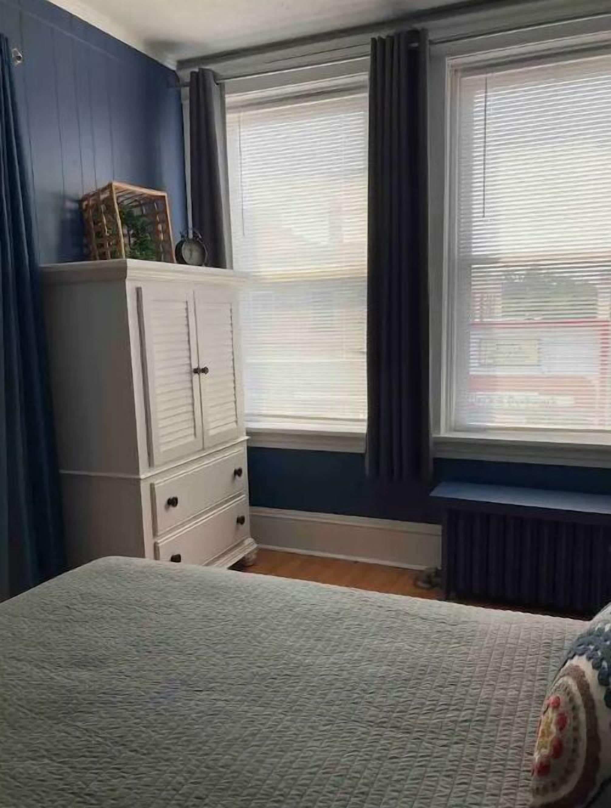 2 habitaciones, tabla de planchar con plancha y cuna de viaje 