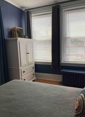 2 habitaciones, tabla de planchar con plancha y cuna de viaje 