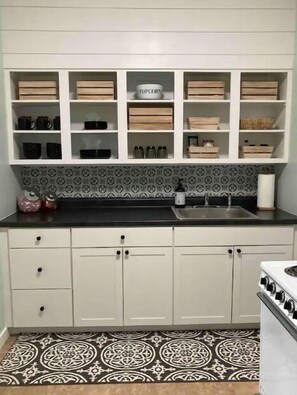 Frigorifero, microonde, forno, piano cottura