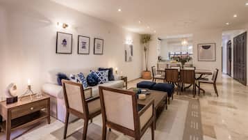 Apartamento superior, bañera, vistas a la ciudad | Zona de estar