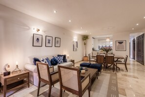 Superior-Apartment, Badewanne, Stadtblick | Wohnbereich