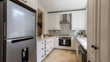 Full-size fridge, microwave, oven, stovetop