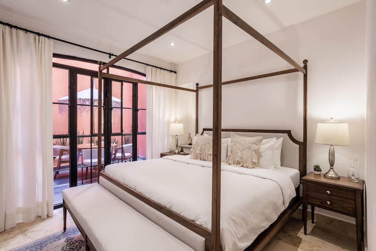 Superior Apartment, Bathtub, City View