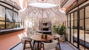Appartement Supérieur, baignoire, vue ville | Terrasse/Patio