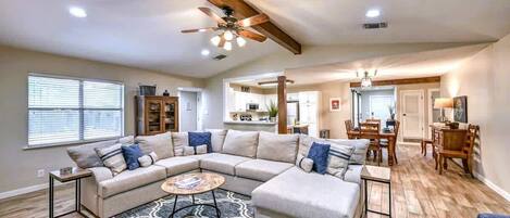 Een smart-tv en boeken