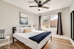 4 habitaciones, tabla de planchar con plancha, cuna de viaje y wifi 