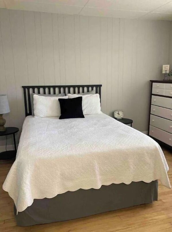 2 bedrooms, travel cot, free WiFi, bed sheets