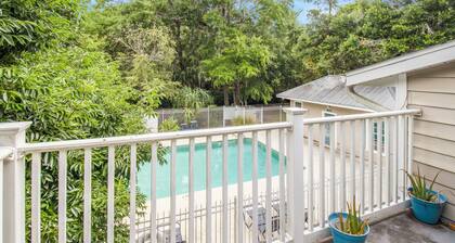 Chic Condo w/ Community Pool - Under 10 mins to UF