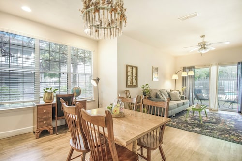Chic Condo w/ Community Pool - Under 10 mins to UF
